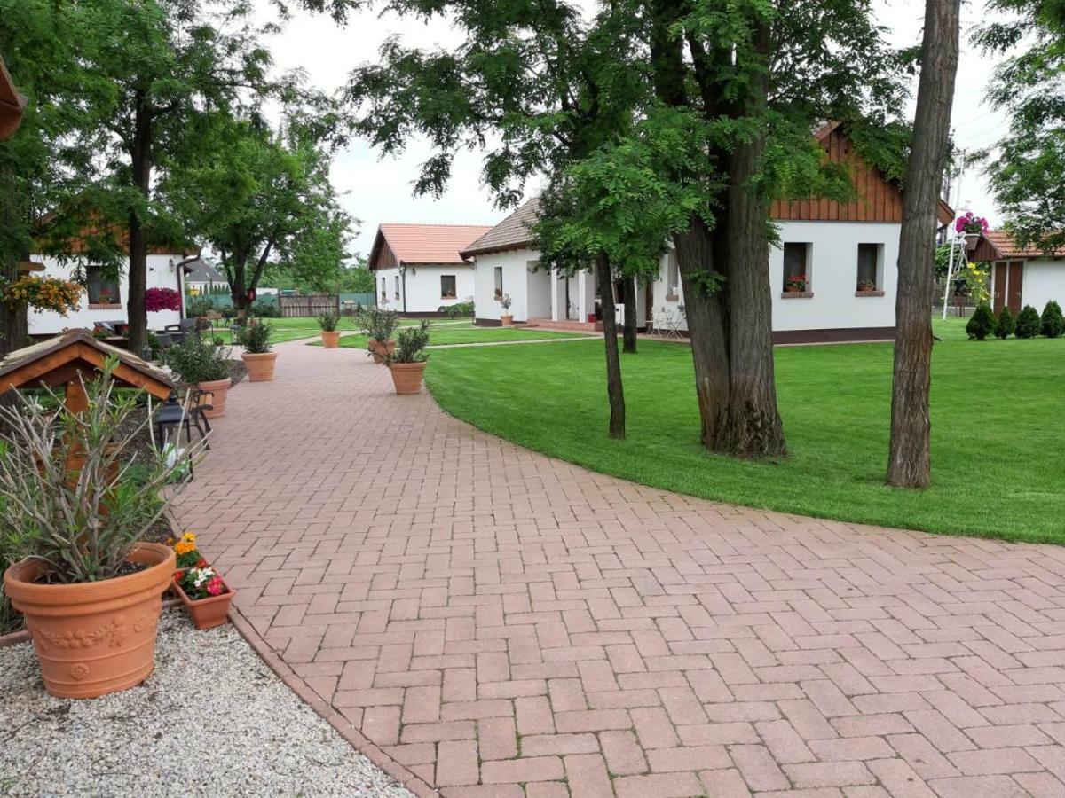 Toth Vendeghaz Es Apartmanhaz Ujfeherto エクステリア 写真